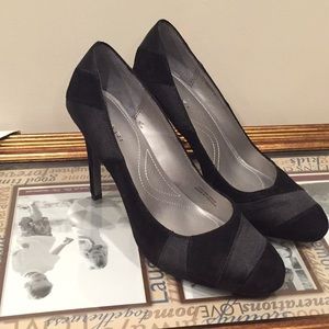 Tahari Carmela black heels